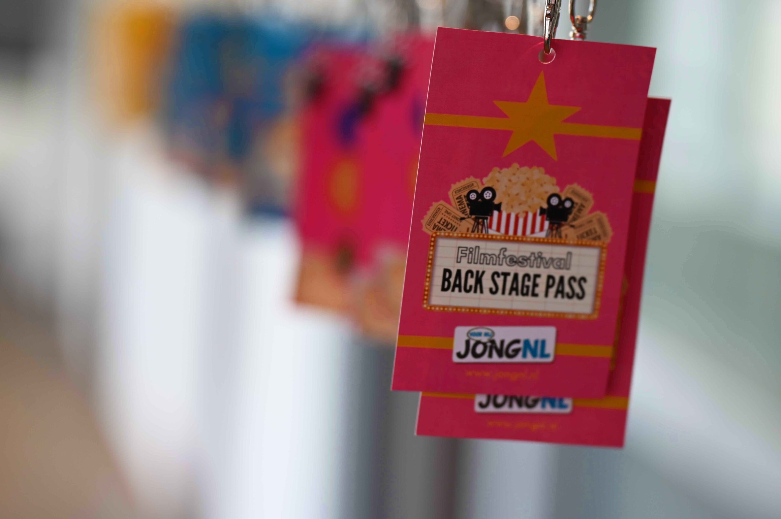 Backstagepasjes filmfestival hangen aan kapstok.