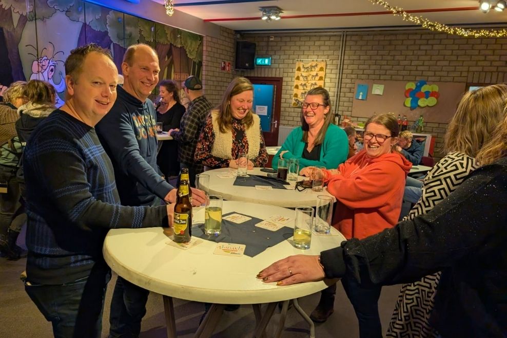 Provinciaalse vrijwilligers van JongNL genieten samen van een drankje.