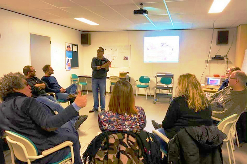 Een workshopleider geeft een workshop aan een groep leiders van JongNL.