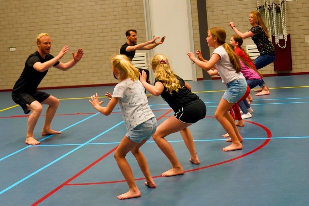 Vijf meiden leren van twee mannelijke leiding de kunst van vechtsport.