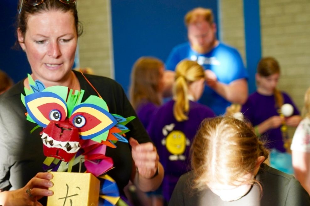 Kinderen en leiding knutselen een draak op het Provinciaal toernooi in Grathem.
