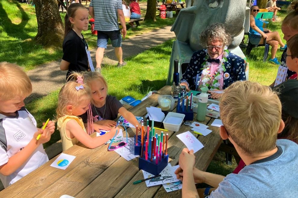 Kinderen maken samen met een leider buttons