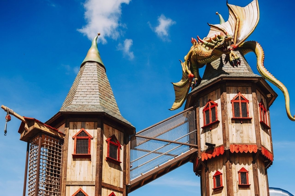 Het speelkasteel van Drakenrijk Reuver met op het dak een draak