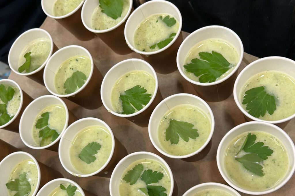 Bekers vers gemaakte broccoli soep.