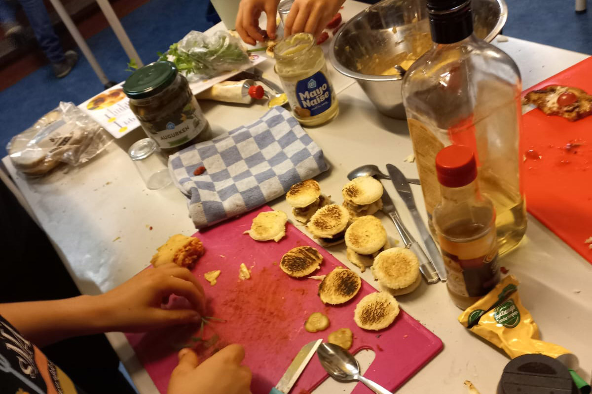 Kinderen maken hamburgers.