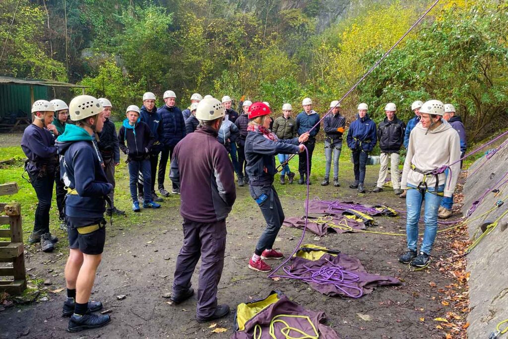 Een instructeur laat zien hoe het klimmen werkt aan een grote groep.