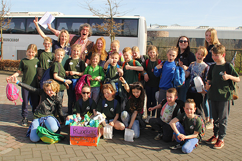 Een groep leden staat maakt een groepsfoto.