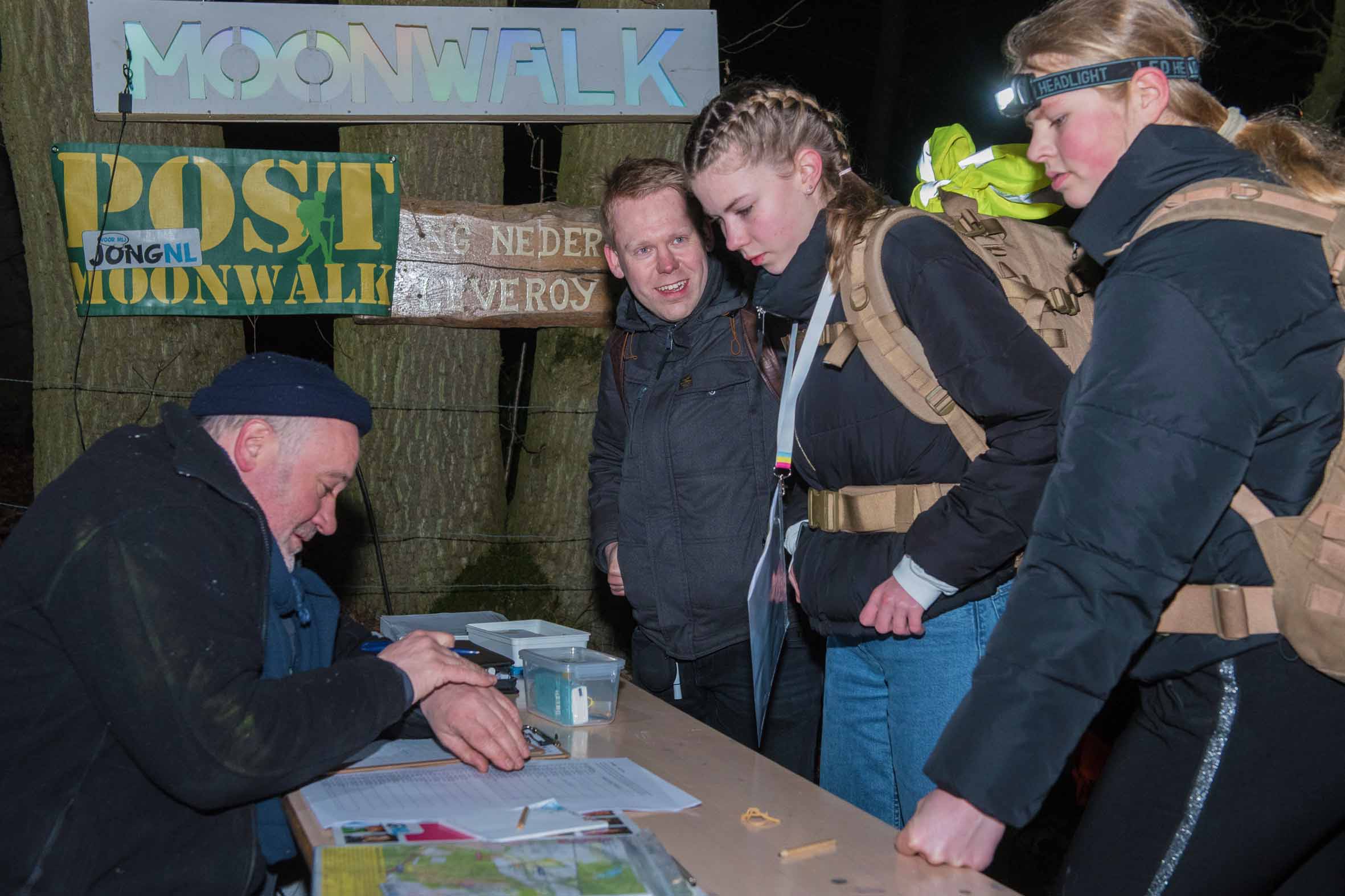 Kinderen wachten bij de startpost op de wandelroutes.