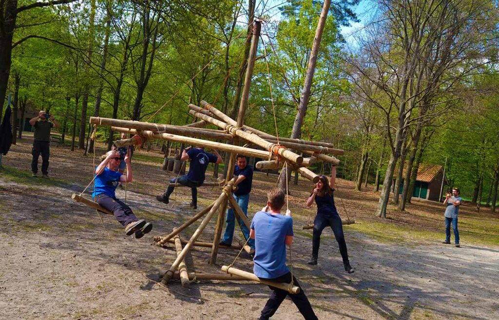 Leiding draait met een zelfgemaakte draaimolen van sjorhout en touw.