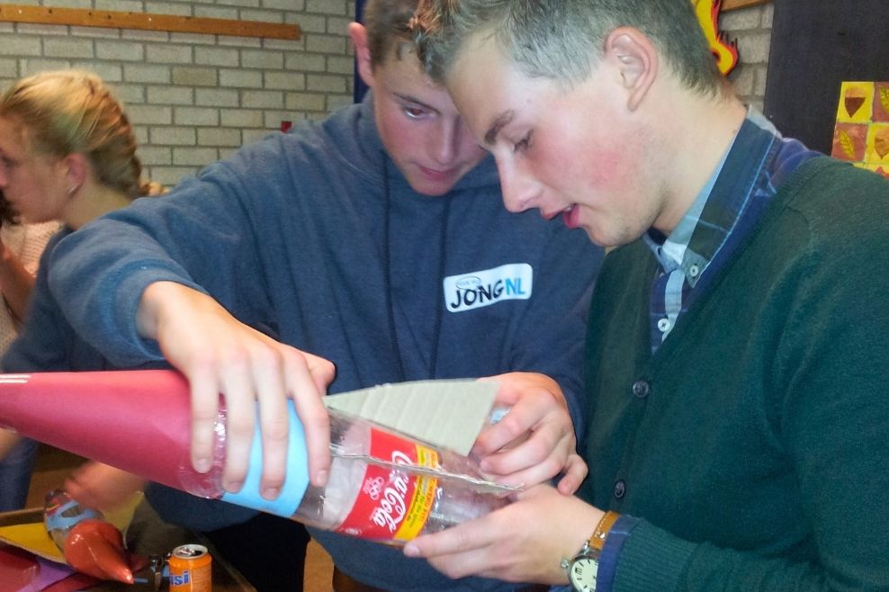 Twee jongens knutselen aan een raket tijdens de workshop proefjes en machientjes.