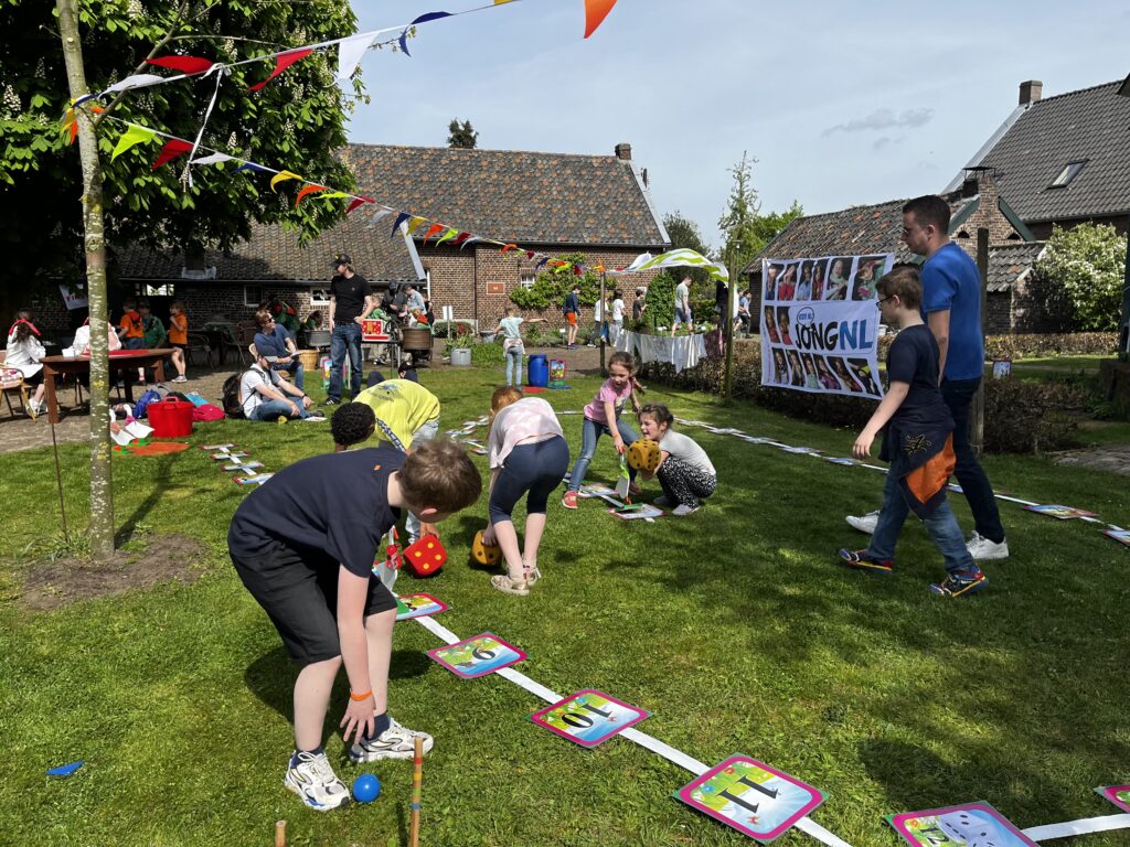Kinderen spelen een spel tijdens een van de activiteiten van JongNL.