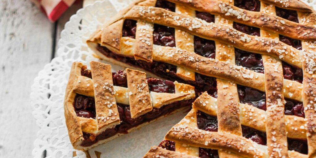 Op de foto is een vlaai zichtbaar.