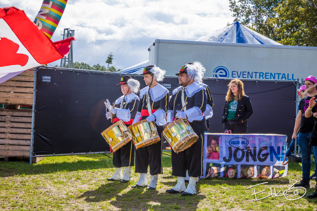 Drie schutten trommelen op hun trommels.