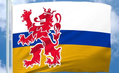 Op de foto zie je de Limburgse vlag.